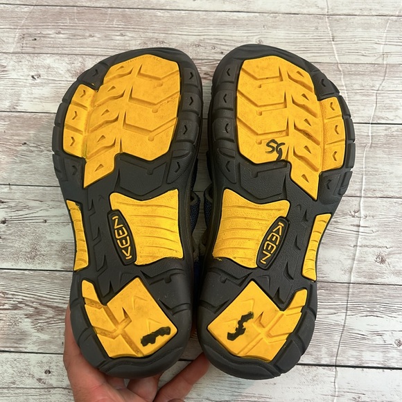 Keen Big Kids' Navy Blue and Grey Closed Toe Water Shoes Sandals - Picture 5 of 6